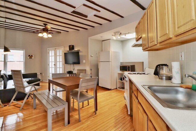 Building Photo - 352 Varick St