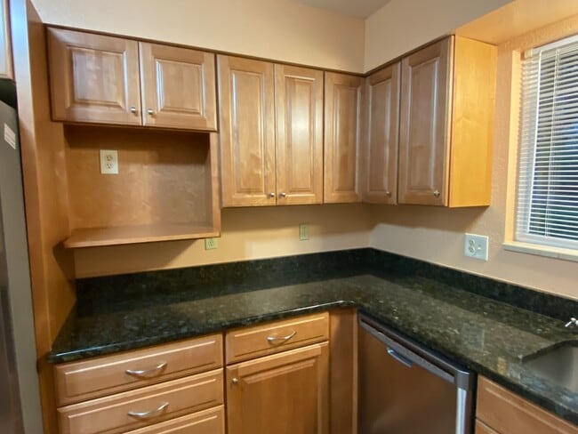 Building Photo - 558 W Greenwood Dr