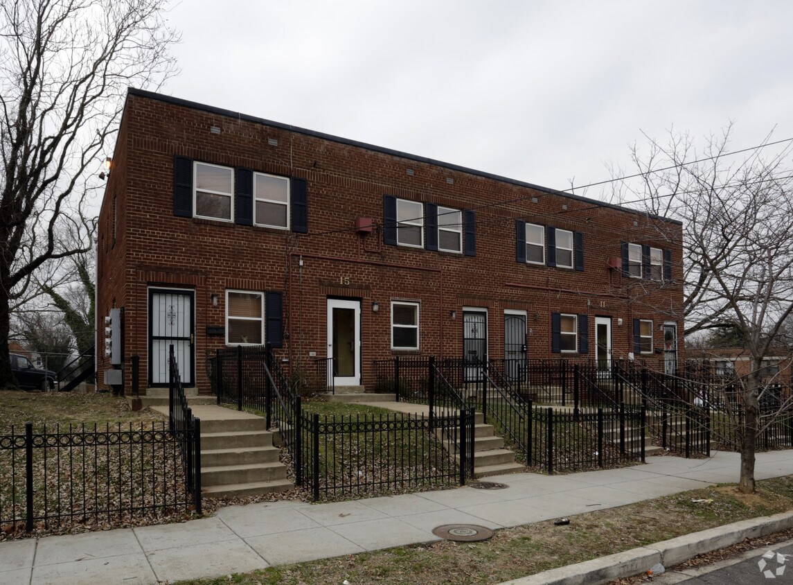 Primary Photo - 11-15 Halley Pl SE