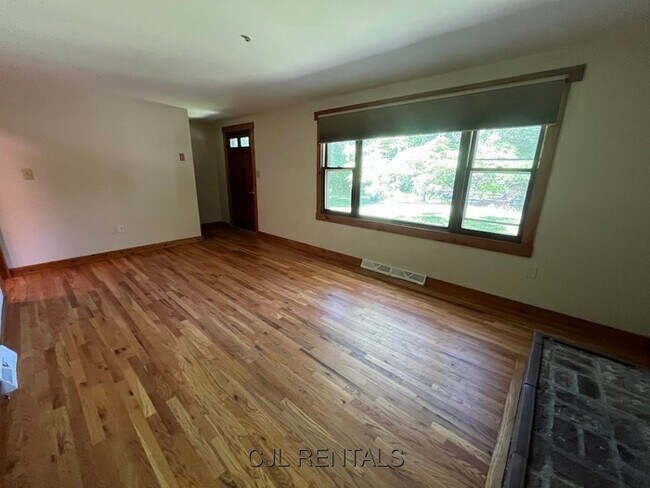 Foto del edificio - 148 Newtown Rd