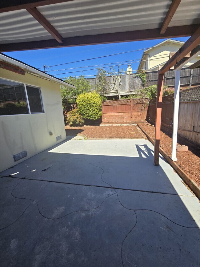 Foto del edificio - 2695 Shannon Dr