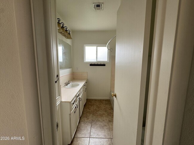 Building Photo - 5444 E Pinchot Ave