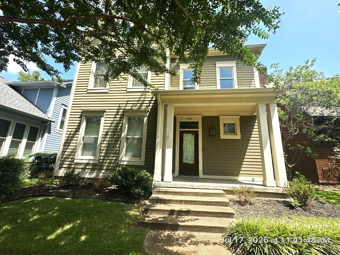 Charming 4 Bedroom Townhouse with 2 Large Suites - Gorgeous 4 Bedroom Home A Must See