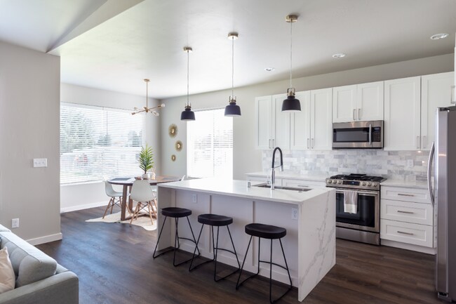 Foto del edificio - Fully Furnished New 5 Bed, 3 Bath Modern Home with over 3,241 Sq. Ft. on 2 Acres- MEAD SCHOOL DIS...