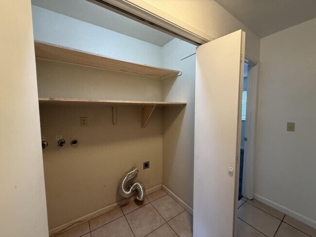 Building Photo - 411 S 6th Ave