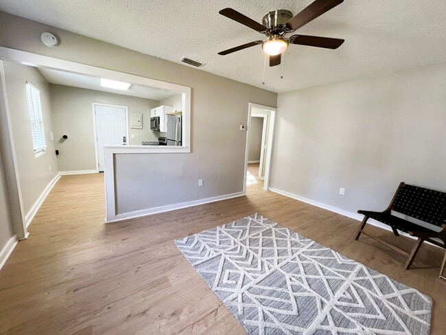 Building Photo - Renovated 2 Bedroom Jacksonville Heights D...