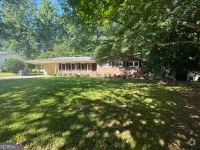 Building Photo - 729 Holly Dr