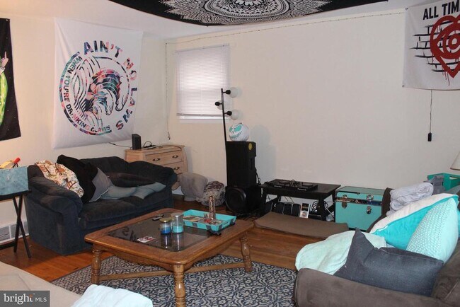 Building Photo - 107 Laurel Ave