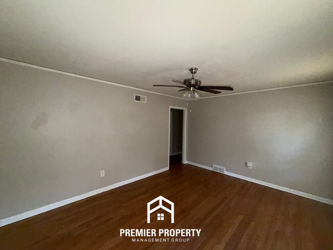 Foto del edificio - Charming 3BR Colonial Acres Cottage | Hardwood Floors, Detached Garage & Large Yard