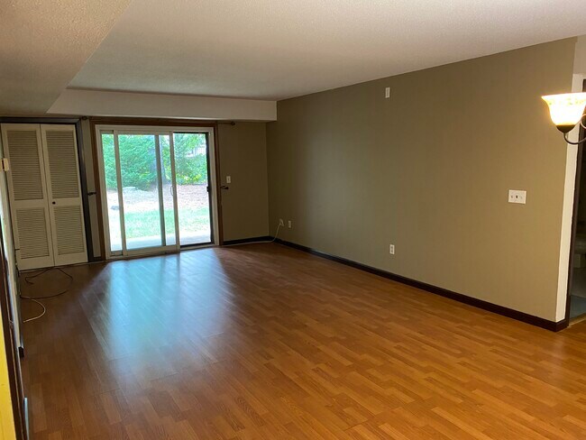 Building Photo - 502 Twin Circle Dr