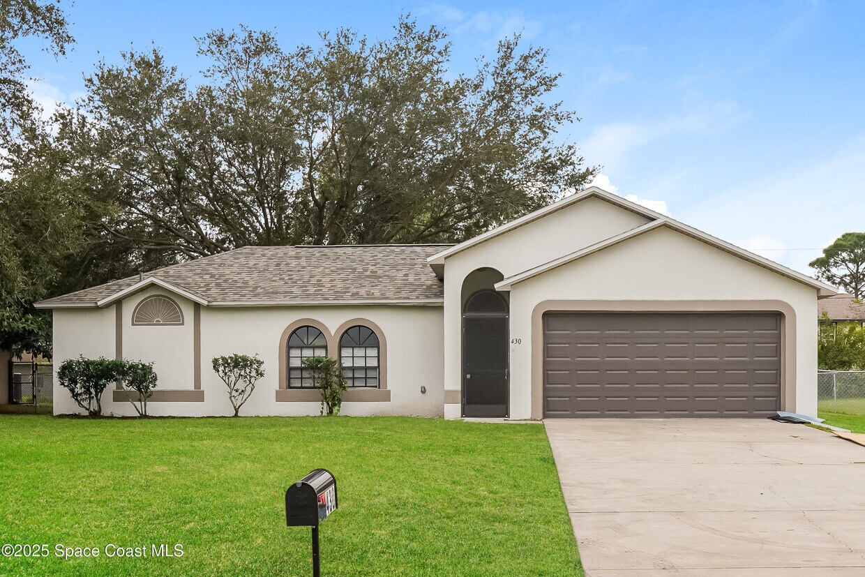 Foto principal - 430 Almansa St NE