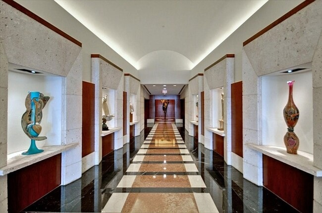 Building Photo - 500 Throckmorton St