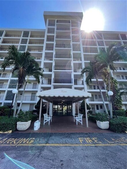 Foto del edificio - 3100 N Palm Aire Dr