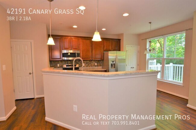 Building Photo - Beautifully Maintained 3 Bedroom 4 Level T...