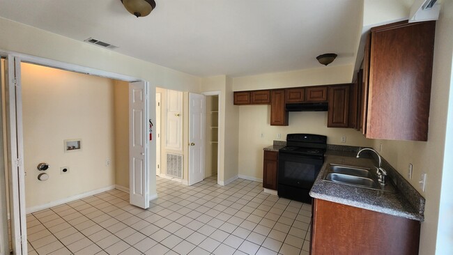 Building Photo - 3421 Golden Dr