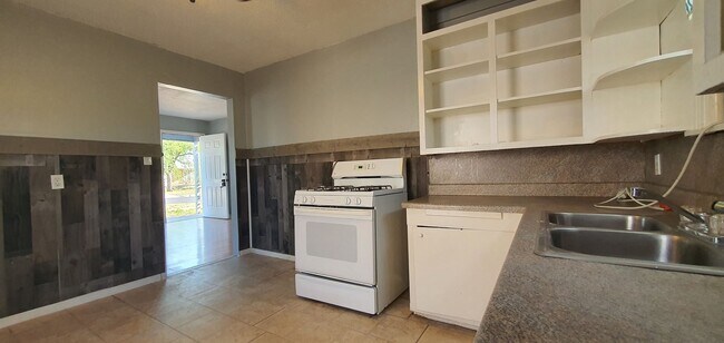 Building Photo - Quaint 2 bedroom 1 bath home available SOON!