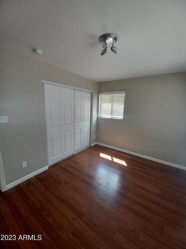 Foto del edificio - 310 W Earll Dr