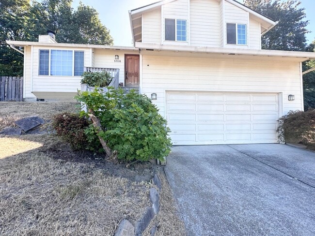 Building Photo - 3 Bed 2.5 Bath 3 Level Home w/ Furnished B...