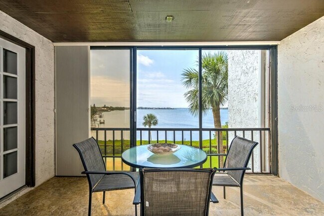 Foto del edificio - 1608 Stickney Point Rd