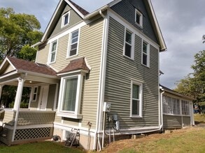 Building Photo - 2228 Yew St