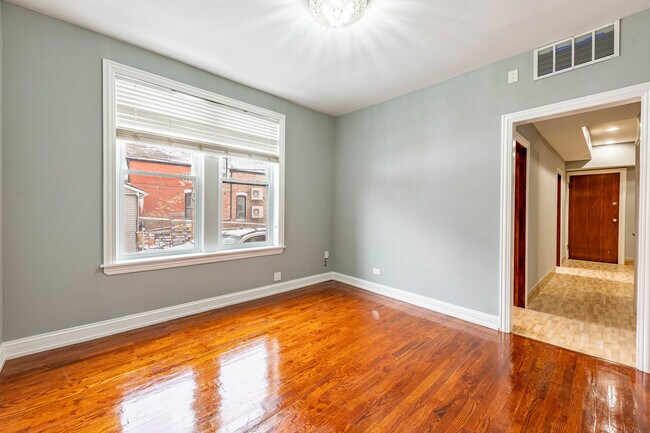 Foto del edificio - 2242 N Western Ave