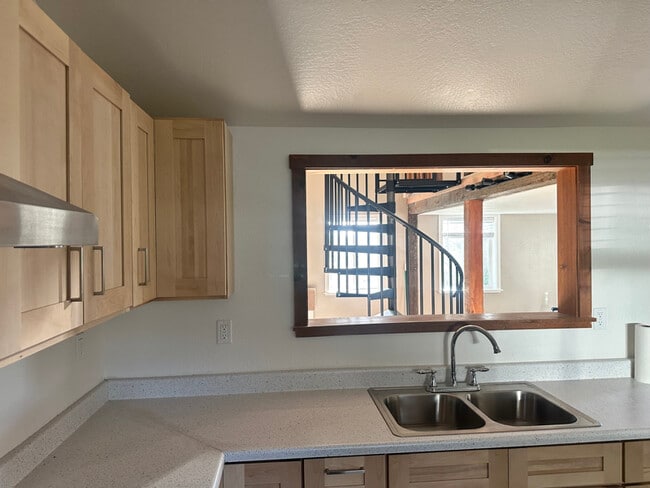 Foto del edificio - 17000 CA-1