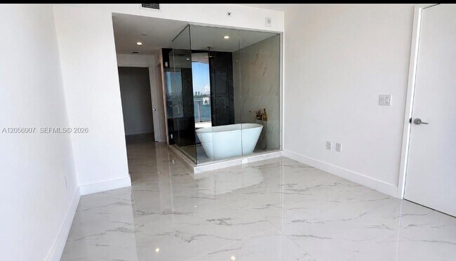 Foto del edificio - 700 NE 24th St