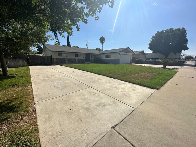 Building Photo - Lemoore Home Coming Soon!