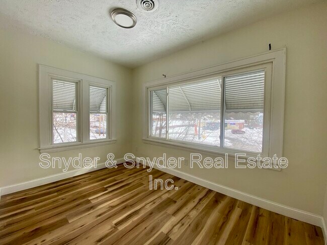 Building Photo - 884 Copley Rd