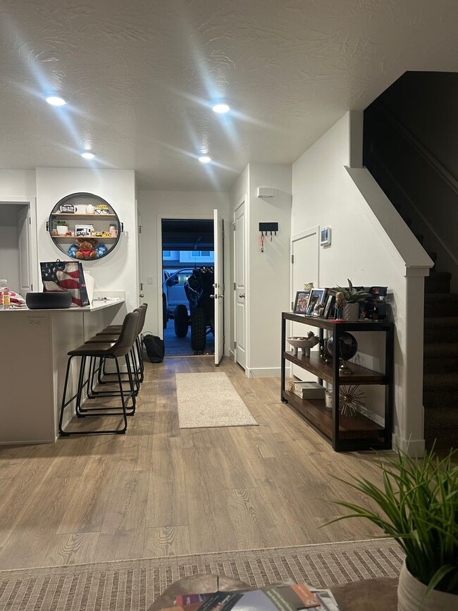 Building Photo - Townhome in Long Valley!