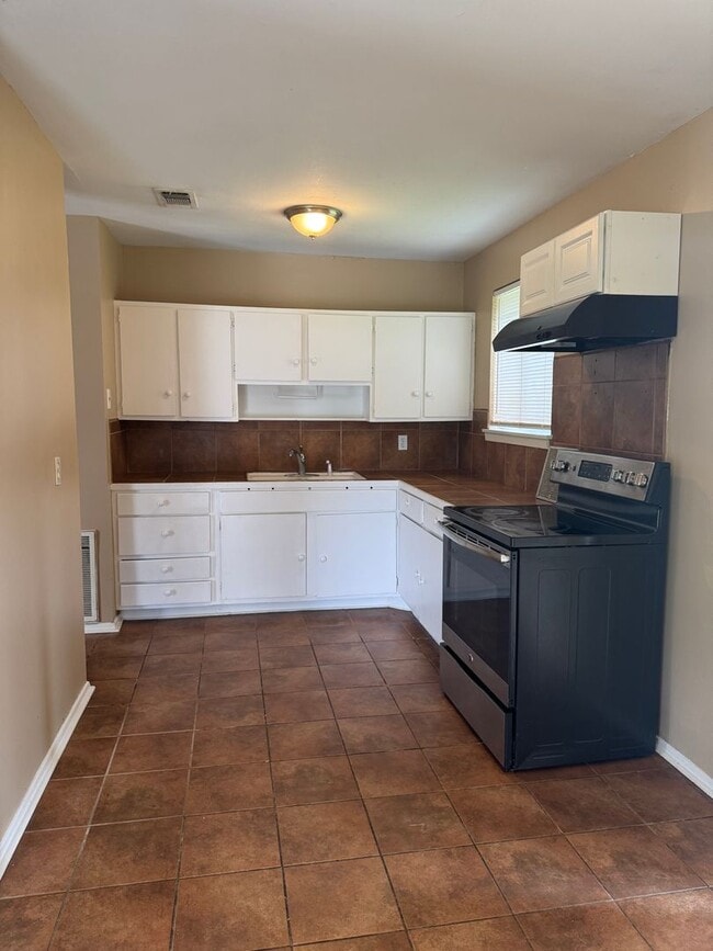 Foto del edificio - 3BD/1BA House on Cedarcrest Ave. in Baton ...