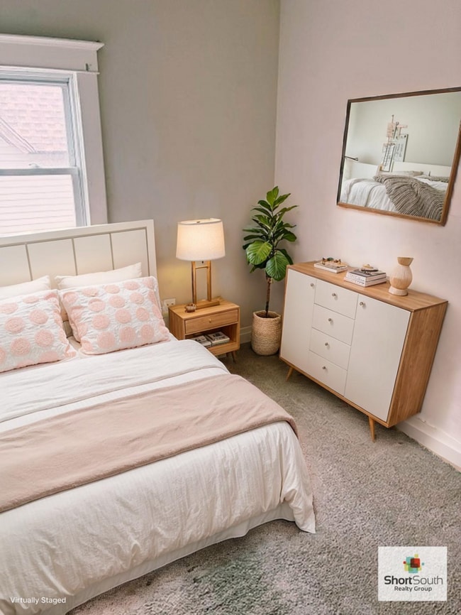 Building Photo - Updated 2 bed 1 bath townhome