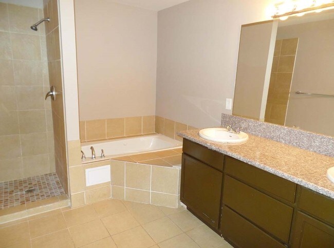 Interior Photo - 1560-1581 Laurel Park Pl SW