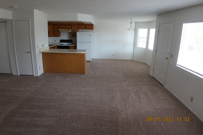 Building Photo - 921 Rockview Dr