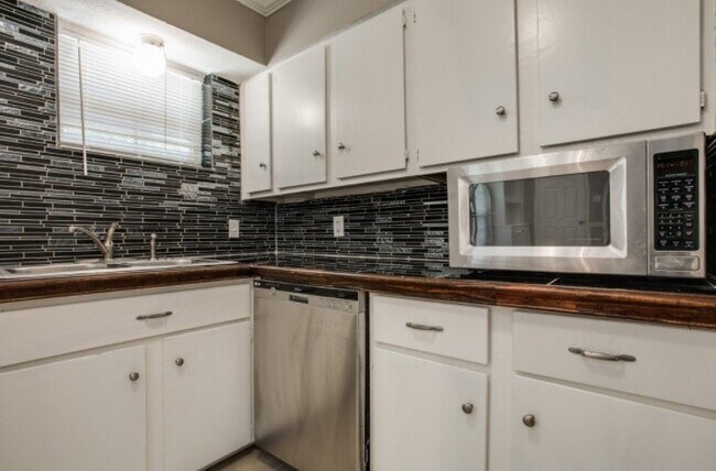 Building Photo - 3401 Sidney Dr