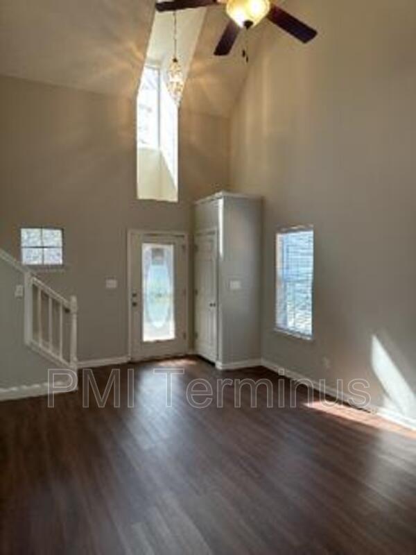 Foto del edificio - 1312 Telhurst Ct NW