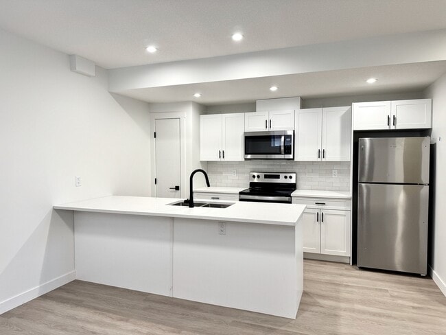 Building Photo - 9703 174 St NW