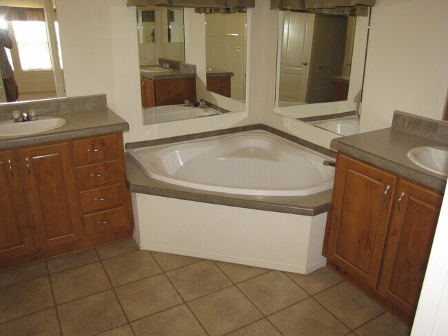 Building Photo - 4 Bedrooms in Hansen Tract