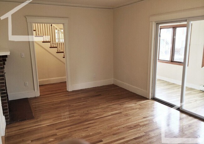 Foto del edificio - Rare Single Family 4BR/3BA w/laundry, parking, yard! 9/1
