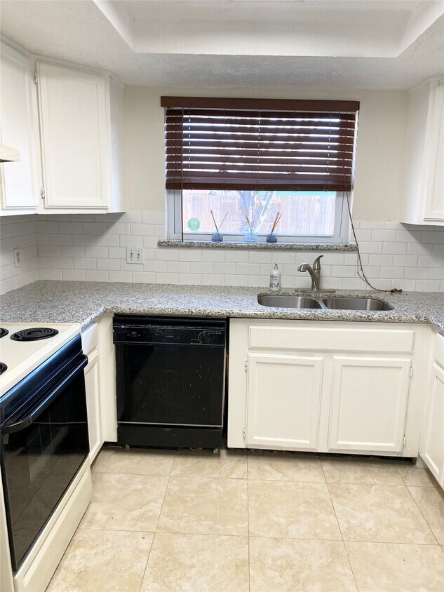 Primary Photo - 10431 Town Square Rd