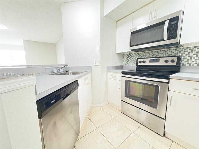 Foto del edificio - 3480 Pinewalk Dr N