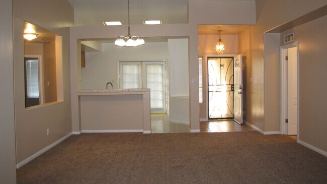 Building Photo - Silver Creek Home!