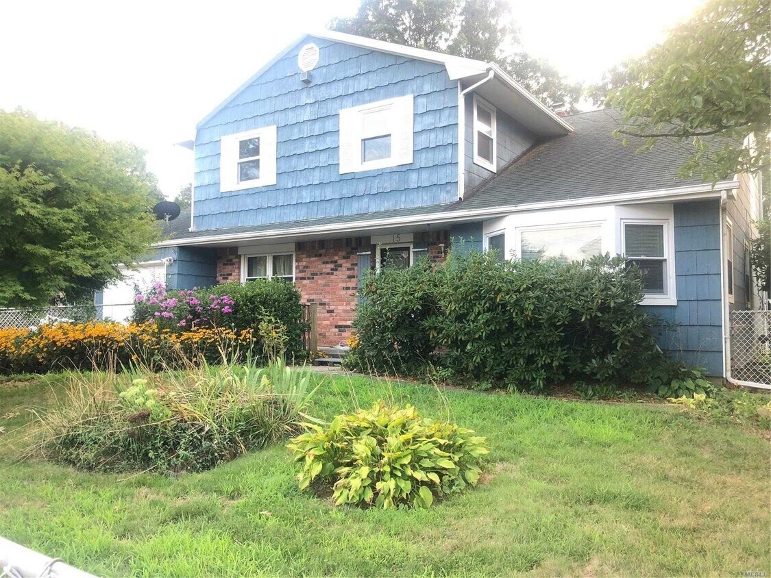15 Orchard Dr, Deer Park, NY 11729 House for Rent in Deer Park, NY
