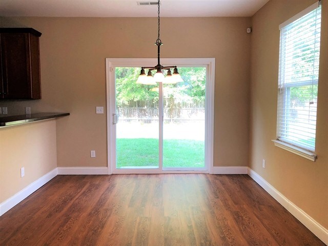 Building Photo - 8824 Shadowglen Dr