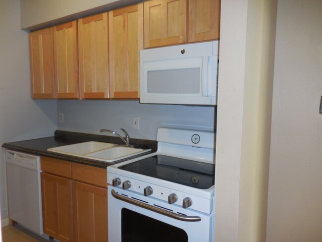 Building Photo - 3309 S Monaco Pkwy