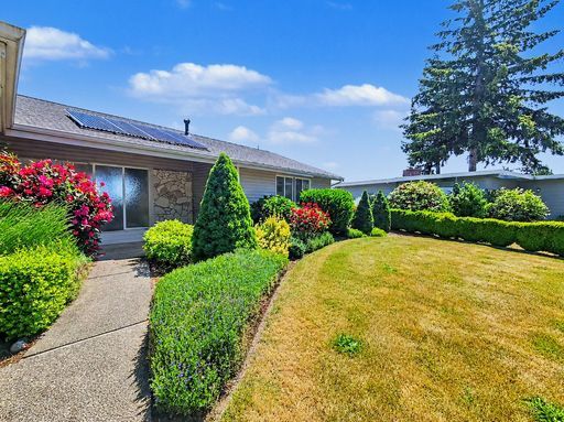 Building Photo - AVAILABLE JULY 20TH! Beautiful Views of Lake Sammamish, 5 bed/3 bath with Fully Fenced Yard