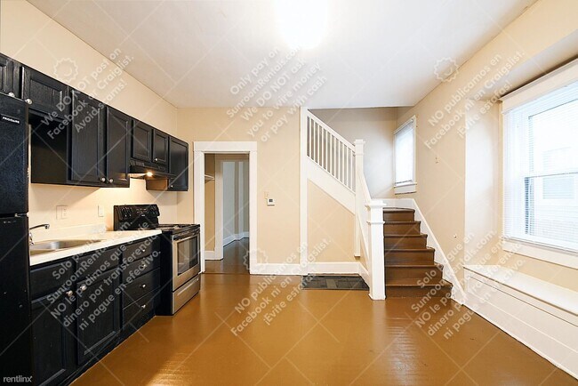 Building Photo - 3 br, 1 bath Duplex - 556 N Parker Ave