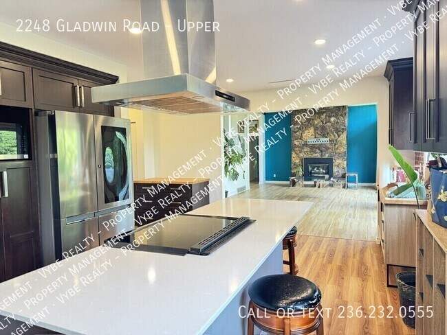 Photo du bâtiment - ? Beautiful Rancher Upper Steps from Mill Lake! Upper
