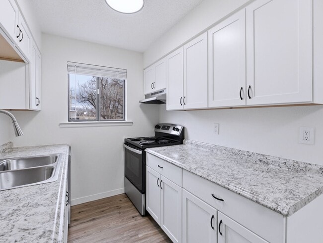 Foto del edificio - Modern 2 Bed, 1 Bath apartment, close to shopping.