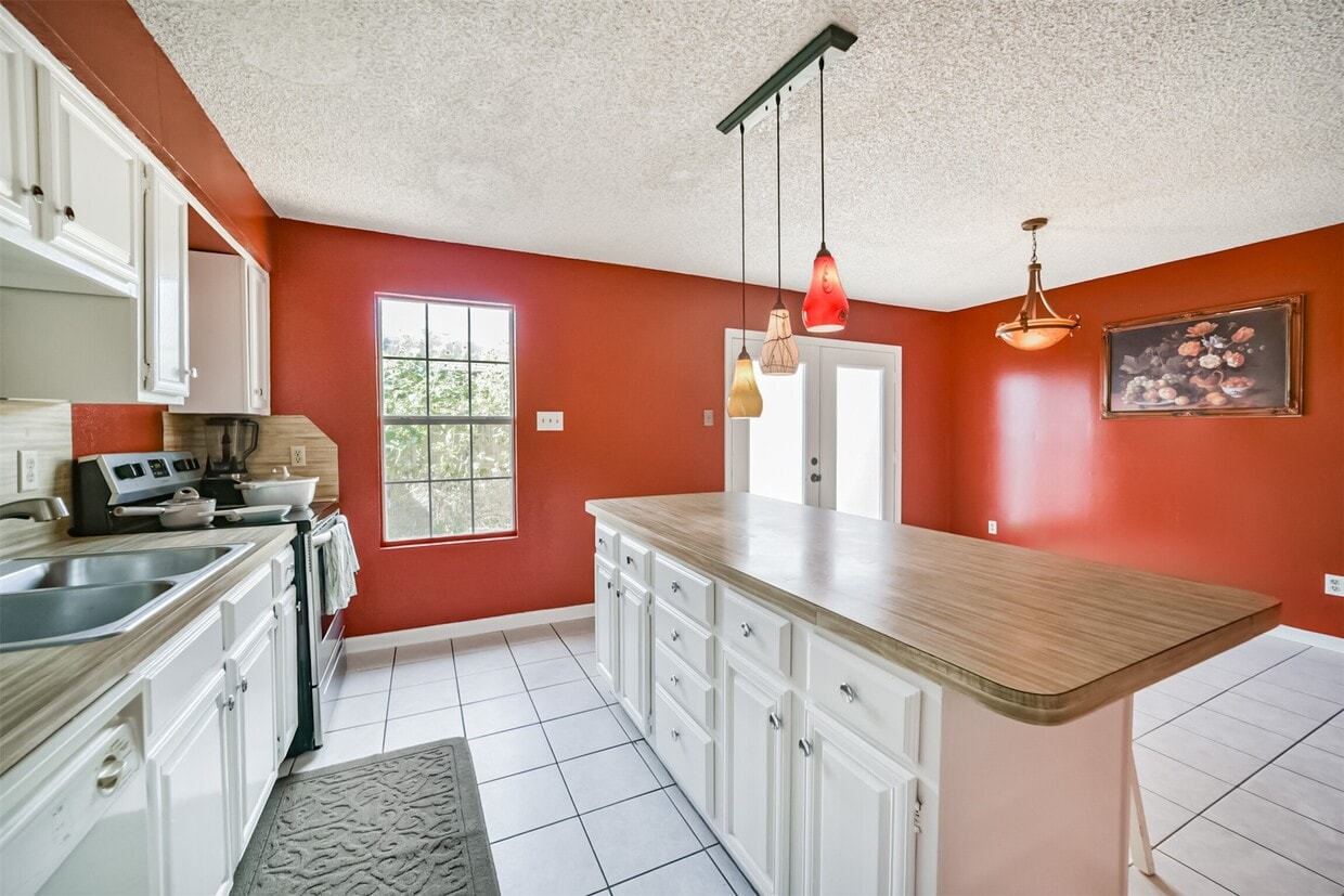 Foto principal - 9345 Westwood Village Dr